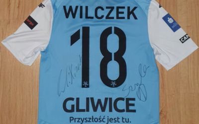WSPIERAJ WOŚP. Licytacja koszulki Piasta Gliwice z autografami Kamila Wilczka i Jakuba Szmatuły